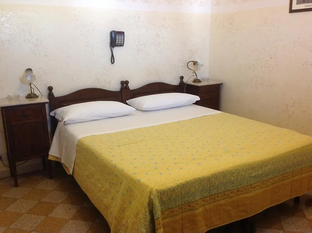Albergo Cavour パレルモ 0*,